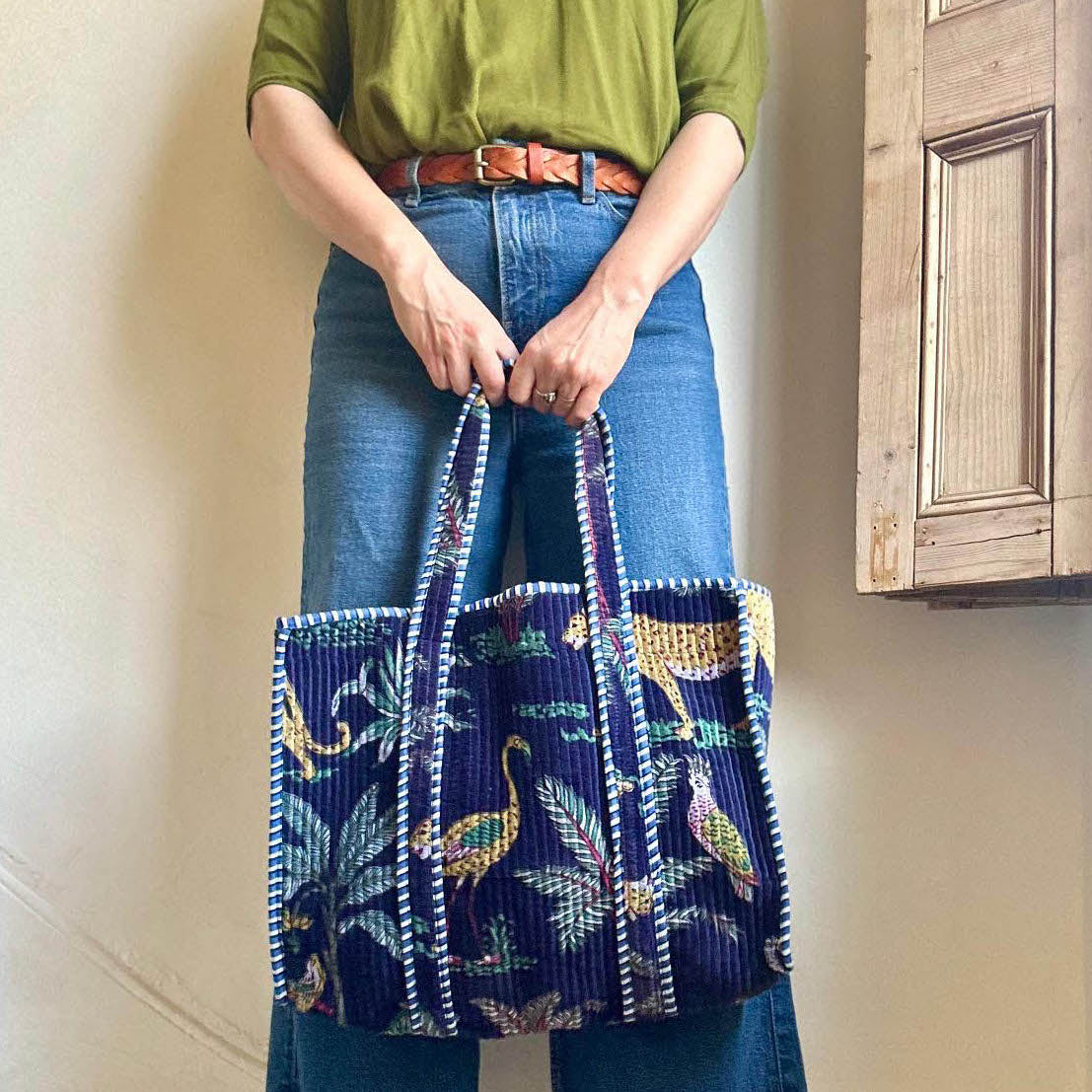 Madagascar velvet tote bag in black
