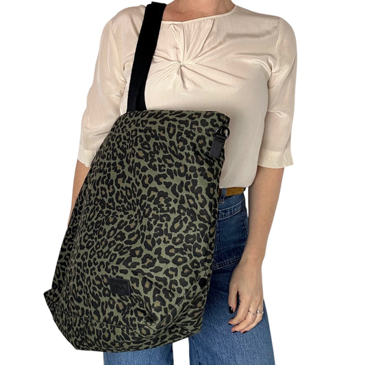 Weekend tote bag - green leopard print